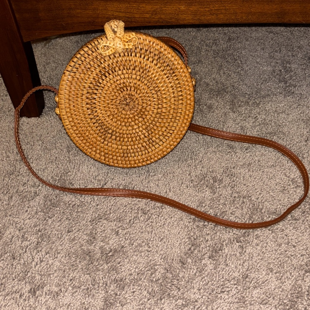 Round Rattan crossbody
